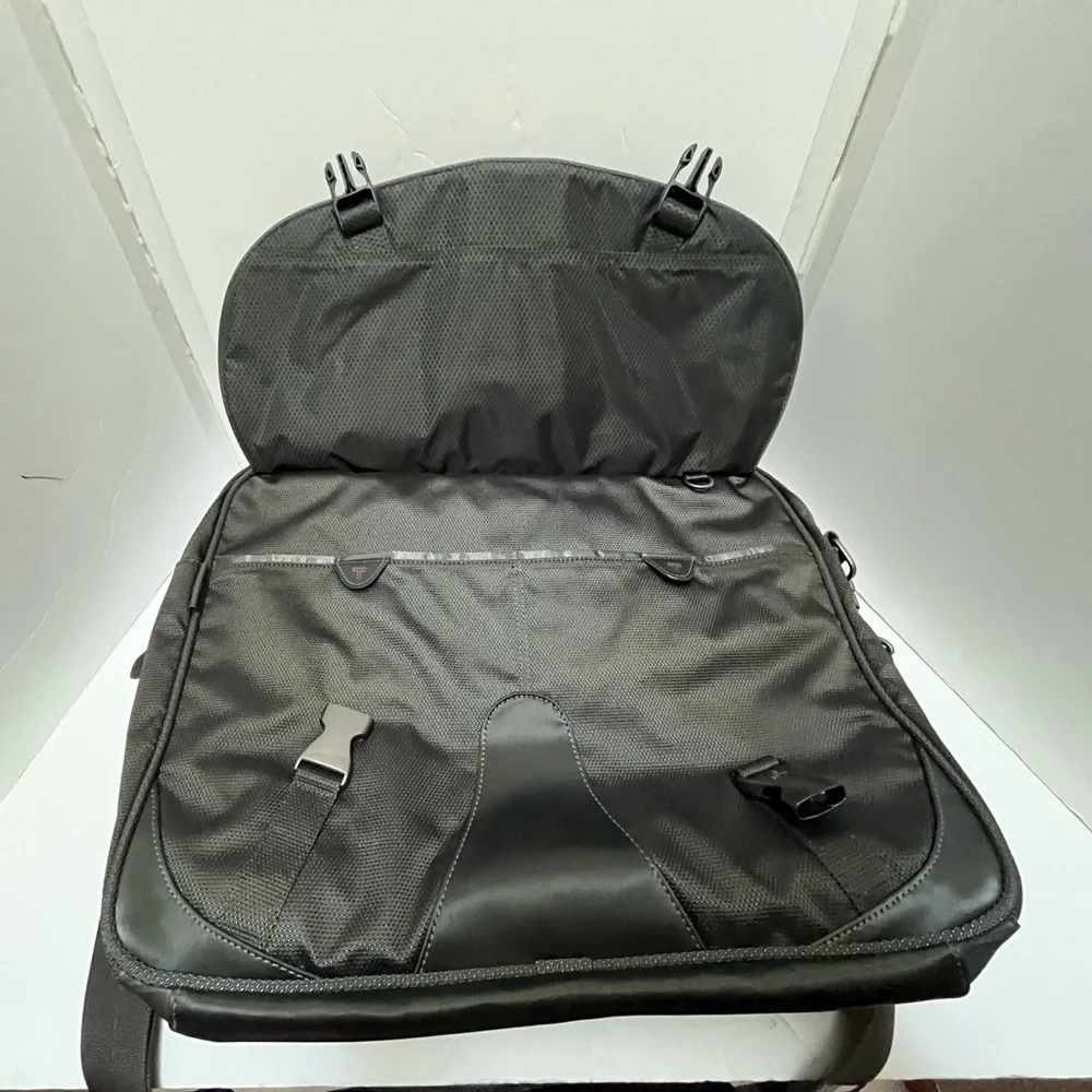 Tumi T-TECH Messenger Expandable Briefcase W/Strap Bag Black Nylon 5564 GRH